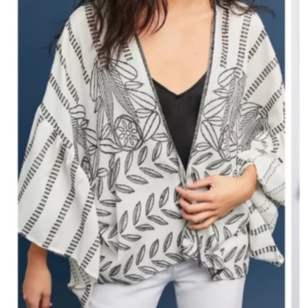 AKEMI + KIN Size OS
Anthropologie ANNABELLA
Floral Embroidery Kimono
Bell Sleeve